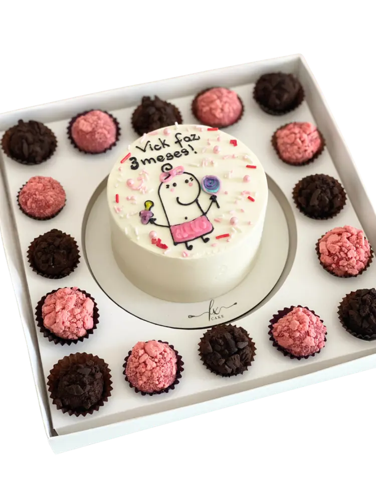 Kit com bento cake e 16 brigadeiros em caixa quadrada