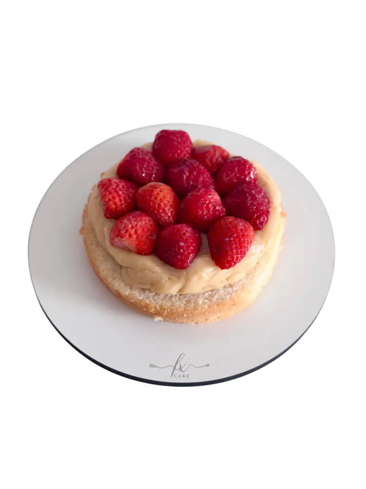 Torta de morangos sobre creme