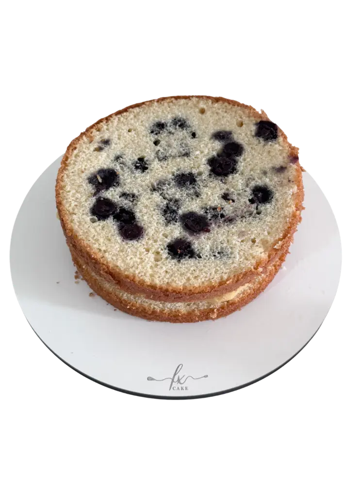 Bolo de mirtilo em prato branco