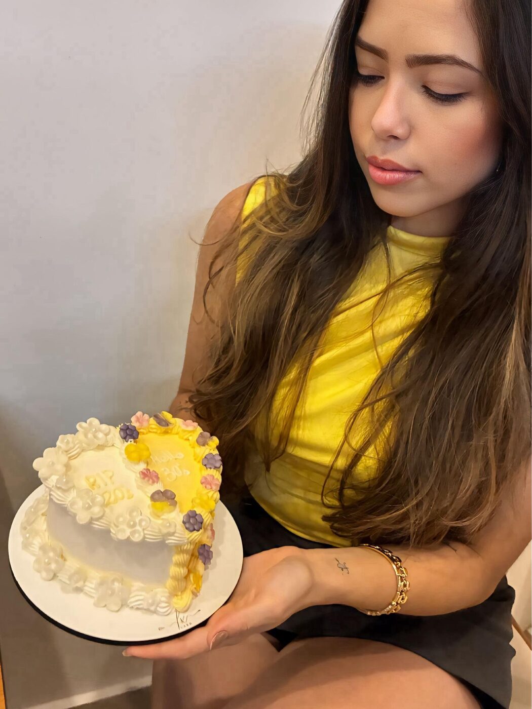 Bolo coração amarelo e branco com flores