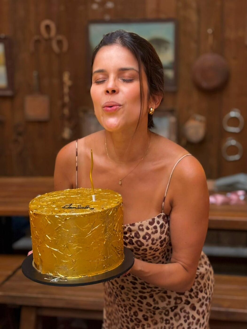 Bolo alto coberto de folha de ouro