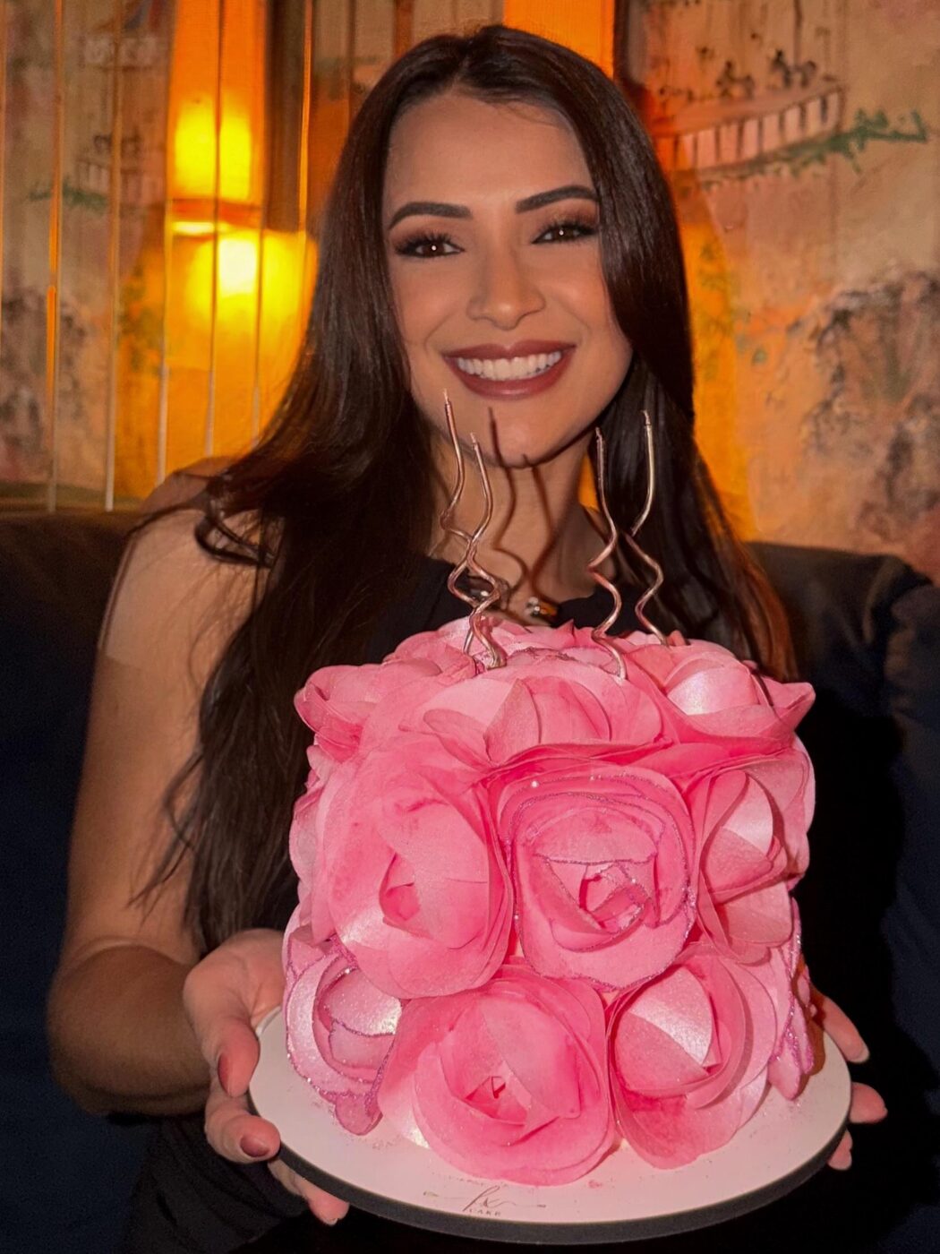 Bolo coberto de rosas rosa de papel de arroz