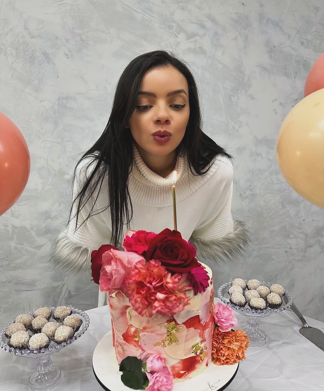 Bolo de espátula rosa e vermelho com flores naturais