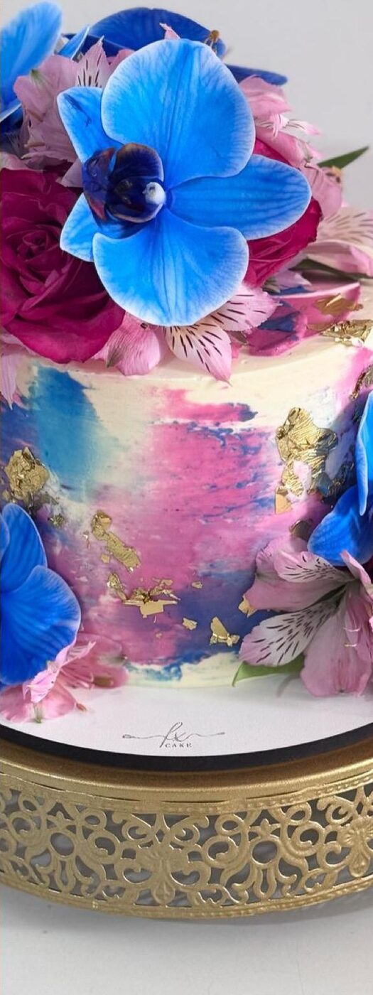 Bolo pintado em azul e rosa com orquídeas